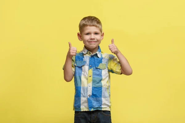 Pequeno Menino Bonito Uma Camisa Brilhante Mostra Polegares Até Gesto — Fotografia de Stock