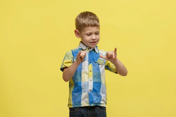 Pequeno Menino Bonito Uma Camisa Brilhante Considera Dedos Sua Mão — Fotografia de Stock
