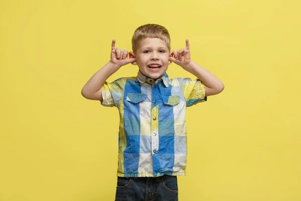 Kis Aranyos Fiú Fényes Ingben Tette Kezét Füléhez Egy Ugrató — Stock Fotó