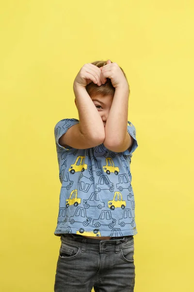 Menino Bonito Roupas Casuais Mostra Gesto Coração Com Mãos Isolado — Fotografia de Stock