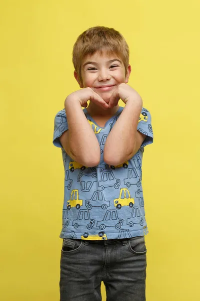Malý Roztomilý Chlapec Ležérní Oblečení Ukazuje Srdeční Gesto Rukama Izolované — Stock fotografie