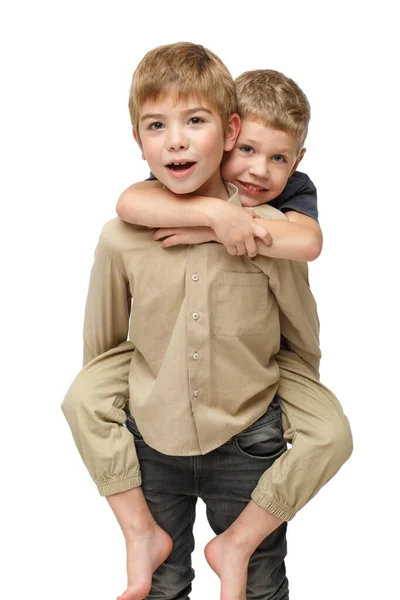 Один Маленький Мальчик Носит Второй Спиной Изолированный Желтом Фоне — стоковое фото