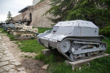 Açık havada, Belgrad ve Sırbistan 'da 2. yüzyılın başlarından kalma küçük itişli araç sergileniyor.