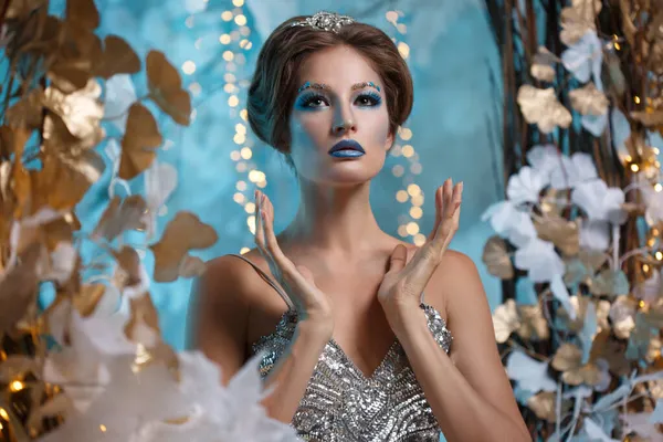 Muhteşem bir manzarada Kar Kraliçesi suretinde bir kadın portresi..