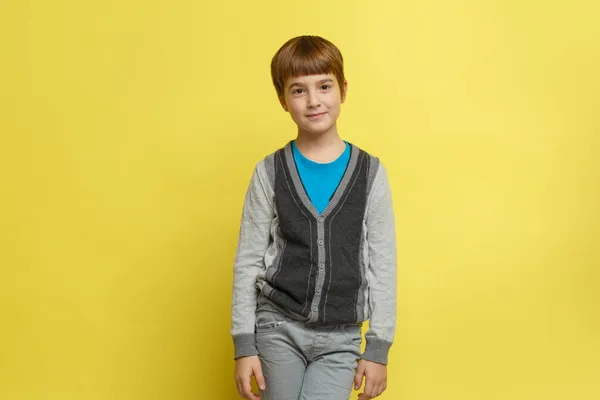 Симпатичный Улыбающийся Мальчик Повседневной Стильной Одежде Стоит Изолированно Желтом Фоне — стоковое фото