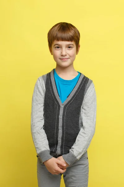 Hoş Güler Yüzlü Şık Giyinmiş Bir Çocuk Sarı Bir Arka — Stok fotoğraf