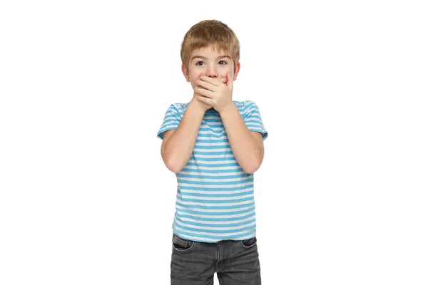 Mały Zaskoczony Chłopiec Pasiastych Ubraniach Emocjonalnie Zamyka Usta Dłońmi Wyizolowanymi — Zdjęcie stockowe