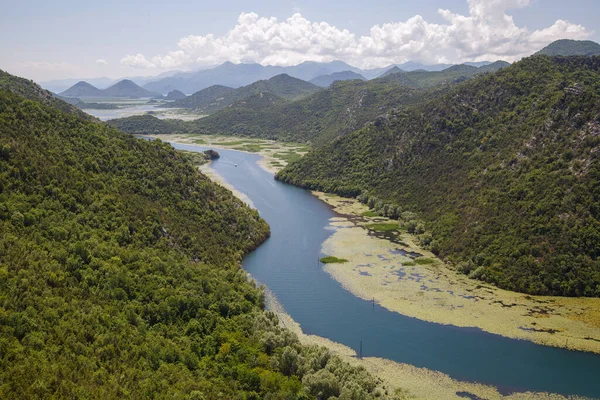 Пейзаж Рекой Протекающей Среди Гор Озеро Скадар Черногория — стоковое фото