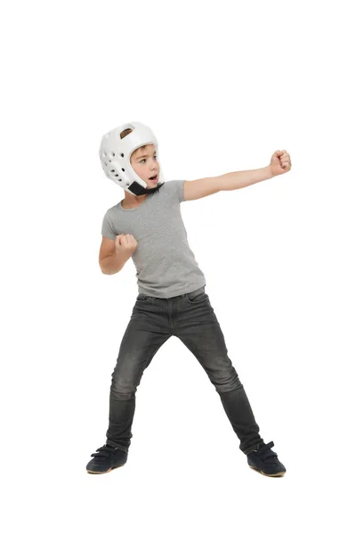 Маленький Мальчик Защитном Тренировочном Шлеме Тренирует Технику Борьбы Изолированную Светло — стоковое фото