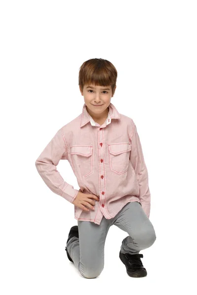 Schattig Jongetje Casual Shirt Kreeg Naar Beneden Een Knie Geïsoleerd — Stockfoto