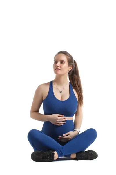 Cute Kobieta Ciąży Niebieskim Odzieży Sportowej Siedzi Odizolowany Białym Tle — Zdjęcie stockowe