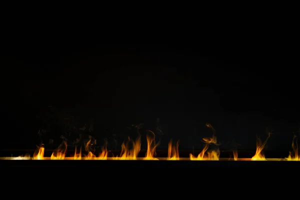 黒い背景に暖炉を火します — ストック写真