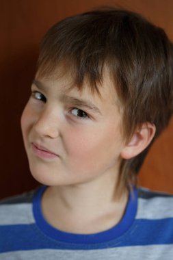 Göz kırpan tatlı duygusal bir çocuğun portresi..