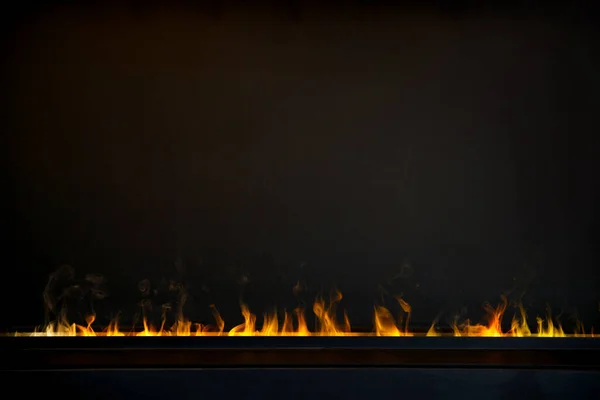 黒い背景に暖炉を火します — ストック写真