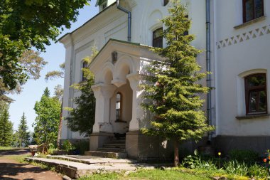 Rusya 'nın Valaam Adası' ndaki gölgeli bir parkta eski bir beyaz bina..