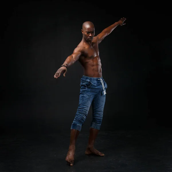 Tanzender Schwarzer Mann Auf Schwarzem Hintergrund — Stockfoto