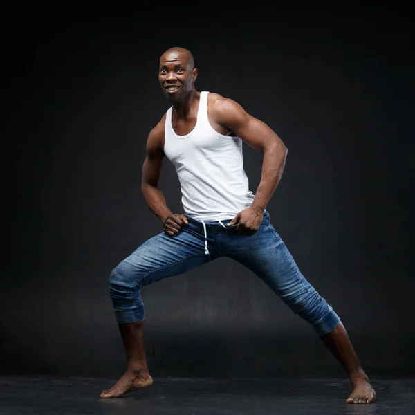 Bailando Hombre Negro Sobre Fondo Negro — Foto de Stock