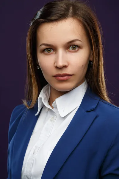 Portrét Elegantní Podnikatelky Modrém Obleku Tmavomodrém Pozadí — Stock fotografie