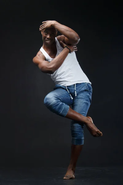 Bailando Hombre Negro Sobre Fondo Negro — Foto de Stock
