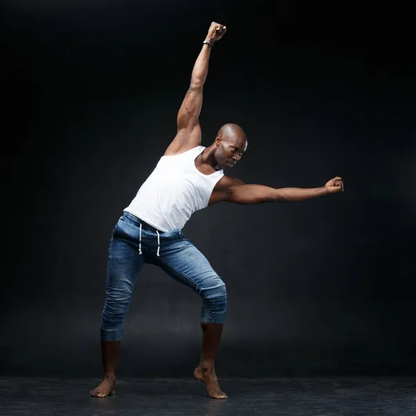 Zwarte Man Dansen Een Zwarte Achtergrond — Stockfoto