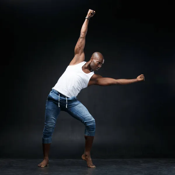 Bailando Hombre Negro Sobre Fondo Negro — Foto de Stock