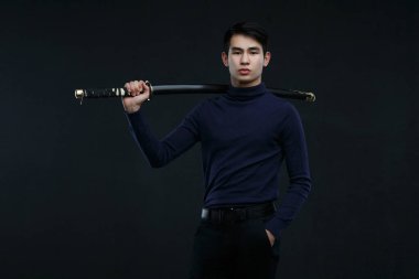 Elinde koyu bir geçmişi olan yakışıklı Asyalı bir adam..