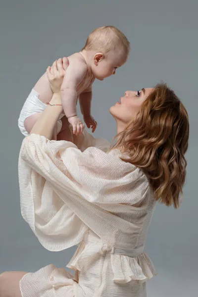 Mamma Håller Söt Baby Sina Armar Isolerad Grå Bakgrund — Stockfoto