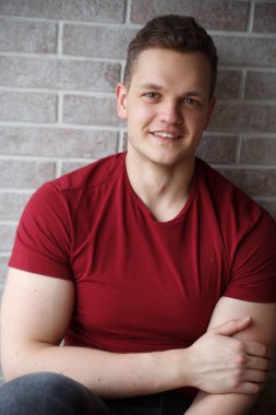 Burgonya giysili yakışıklı, güler yüzlü adam..