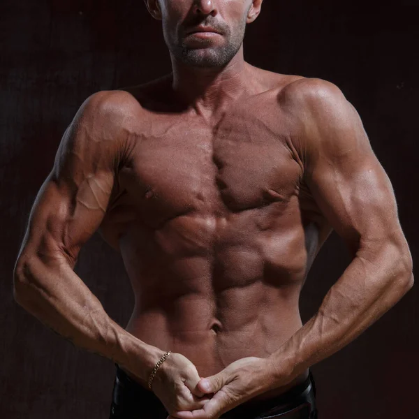 Hombre Delgado Atlético Con Torso Muscular Desnudo Sobre Fondo Oscuro — Foto de Stock