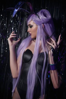 Esrarengiz bir karanlık ortamda uzun leylak saçlı seksi bir kadın..