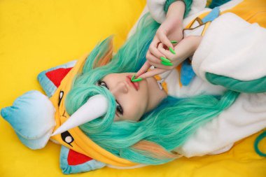 Tek boynuzlu at pijamalı bir kızın portresi..