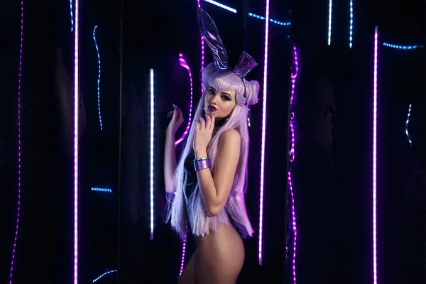 Štíhlá Sexy Dívka Tanečnice Smyslném Králičí Kostým Stojí Pozadí Modré — Stock fotografie