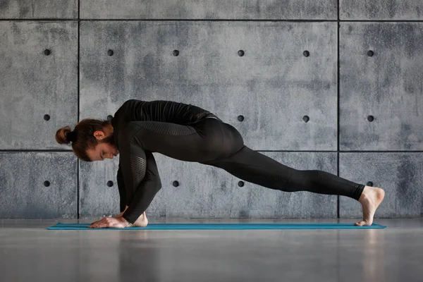 Siyah Rahat Spor Giyimli Genç Sakallı Bir Adam Içeride Yoga — Stok fotoğraf