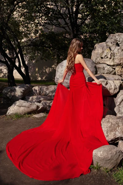 Menina Delgada Bonita Vestido Vermelho Longo Com Trem Parque Outono — Fotografia de Stock