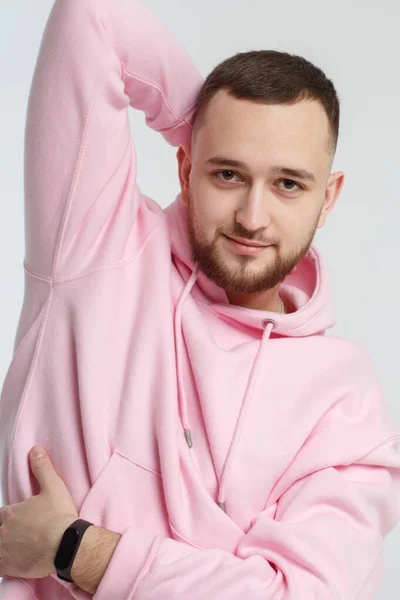 Retrato Gentil Jovem Bonito Uma Camisola Rosa Isolada Fundo Cinza — Fotografia de Stock