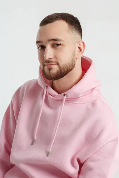 Delikatny Portret Przystojnego Młodego Mężczyzny Różowej Bluzie Odizolowanego Jasnoszarym Tle — Zdjęcie stockowe