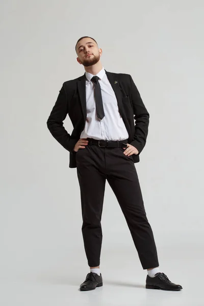 Young Man Beard Business Suit Stands Isolated Gray Background — Stock Photo, Image