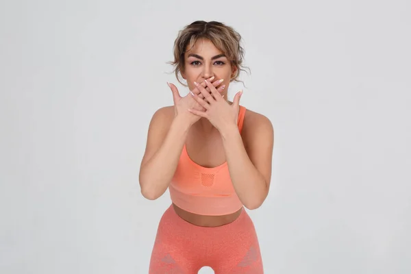 Slender Emotional Girl Pink Sportswear Covers Her Mouth Gesture Surprise — Stockfoto