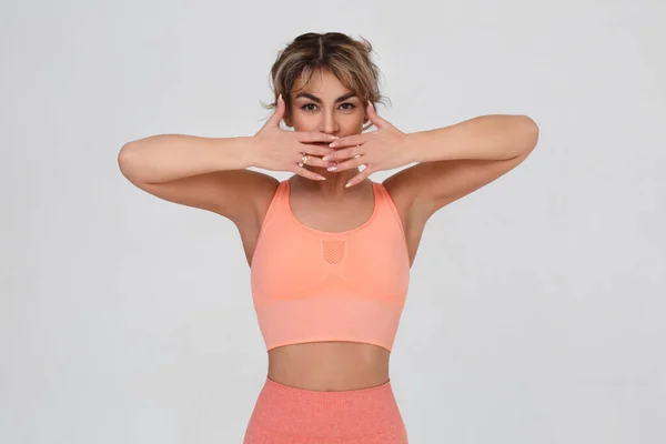 Slender Emotional Girl Pink Sportswear Covers Her Mouth Gesture Surprise — Stockfoto