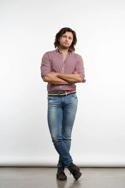 Nice Guy Long Hair Jeans Stands Studio Full Growth — Stockfoto