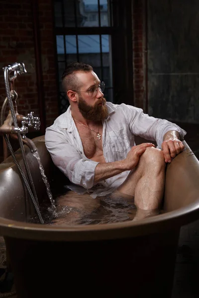 Homme Barbu Athlétique Détend Dans Bain Luxueux Dans Intérieur Sombre — Photo