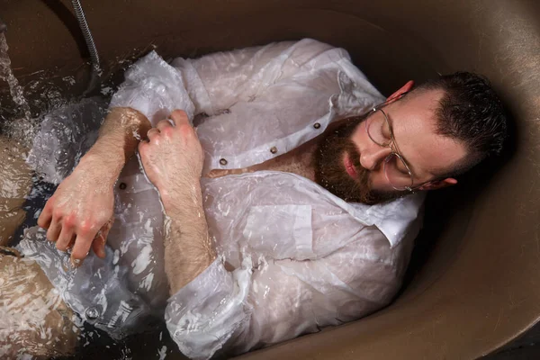 Homme Barbu Athlétique Détend Dans Bain Luxueux Dans Intérieur Sombre — Photo