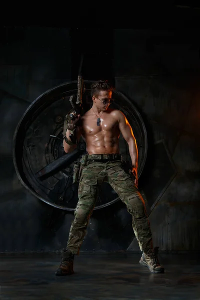Strong Attractive Soldier Muscular Torso American Camouflage Uniform Submachine Gun — Photo