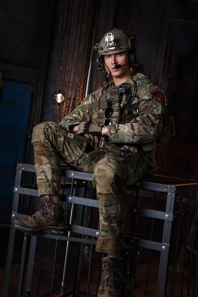 Amerikanischer Soldat Tarnuniform Mit Maschinengewehr Der Hand Vor Industriellem Hintergrund — Stockfoto