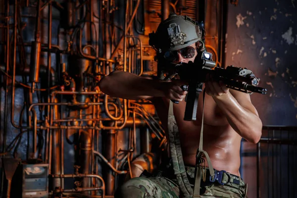 Young Muscular Soldier Helmet Takes Aim Rifle Backdrop Urban Structures — Stockfoto