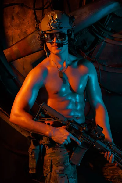 Young Muscular Soldier Helmet Naked Torso Urban Background Orange Blue — Stockfoto