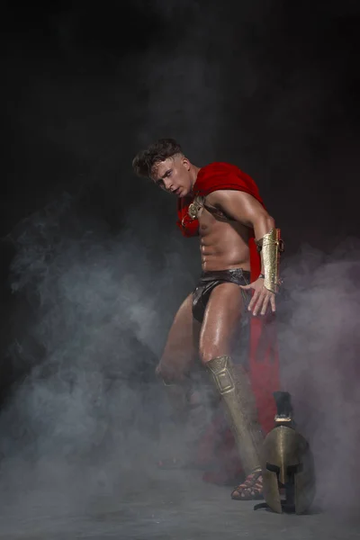 Joven Atlético Sexy Hombre Traje Guerrero Romano Una Capa Roja — Foto de Stock