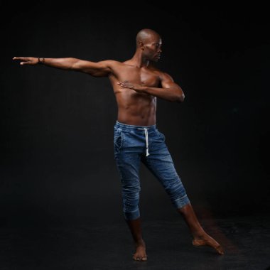 Siyah bir arka plan üzerinde siyah adam dans.