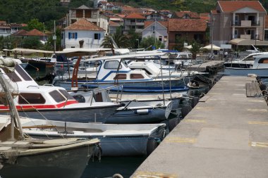 Limandaki tekne ve tekneler, Karadağ 'ın Tivat kentinin arka planına karşı.
