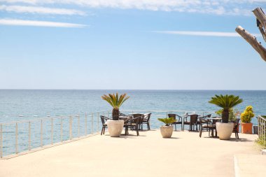 Açık bir günde deniz kenarındaki kafe, Akdeniz, Karadağ.